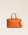 Notre sac de voyage Escapade petit modèle en cuir façon vigogne orange vu de face en studio.