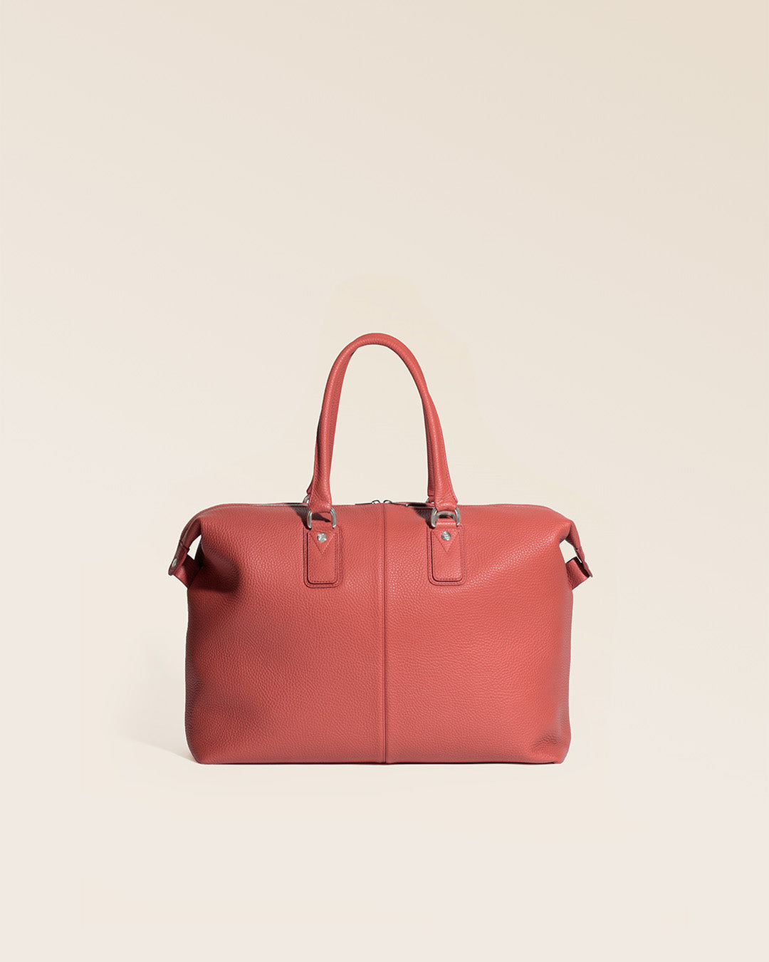 Notre sac Escapade petit modèle en cuir façon vigogne terracotta vu de dos en studio.