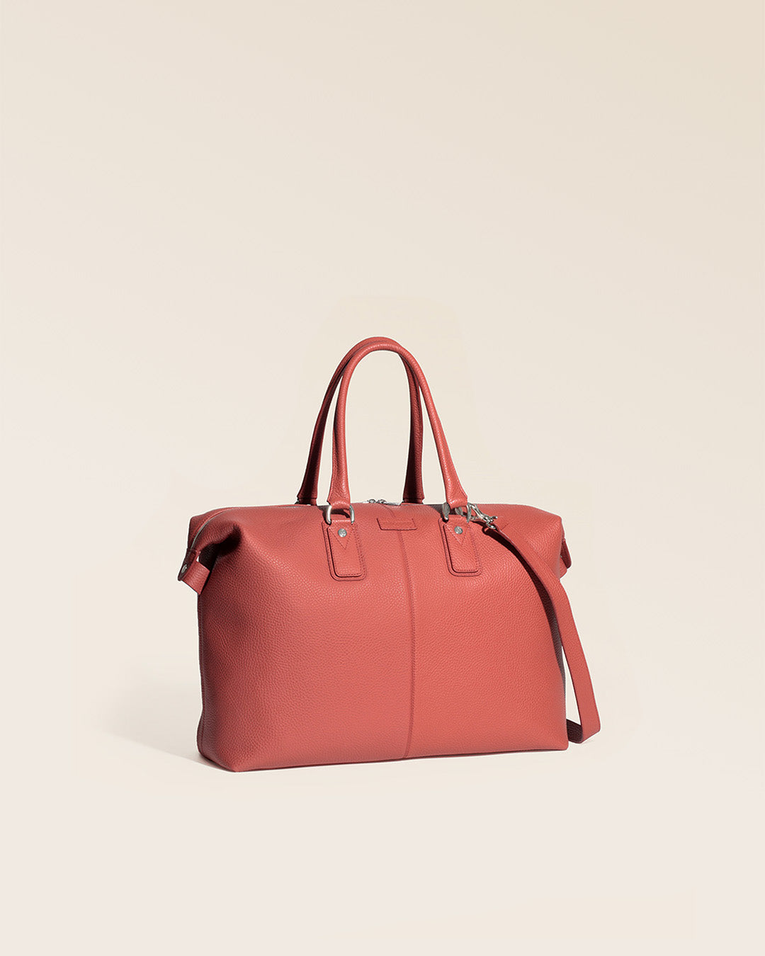 Notre sac Escapade petit modèle en cuir façon vigogne terracotta vu de quart en studio.
