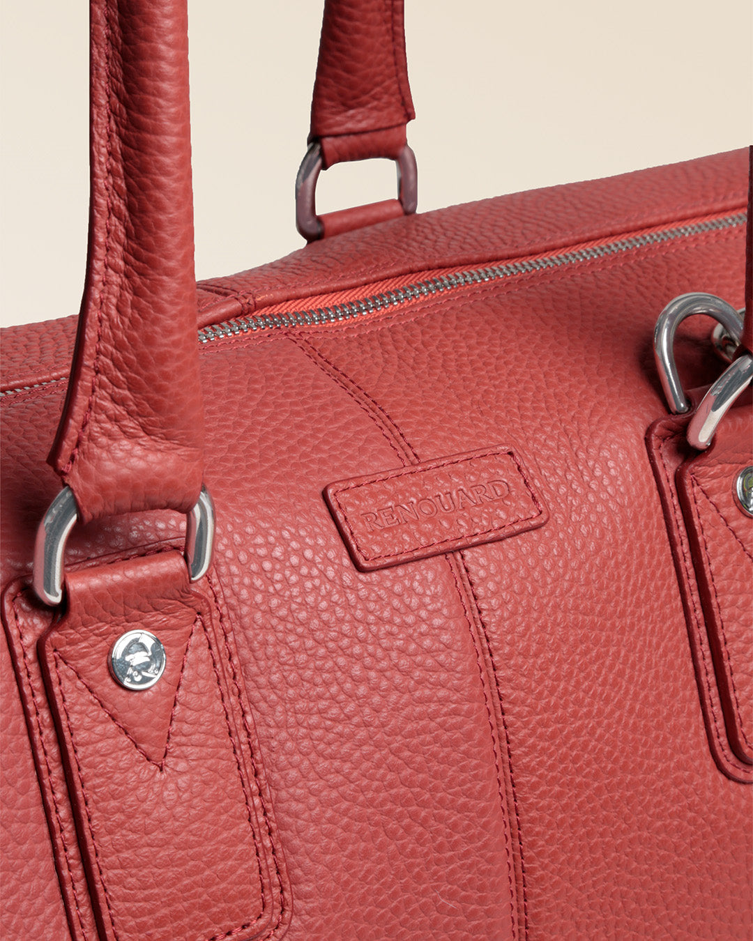 Notre sac Escapade petit modèle en cuir façon vigogne terracotta vu de près en studio.