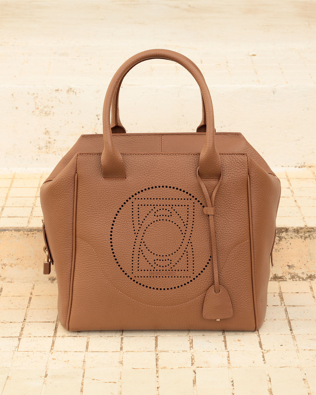 Notre sac Waldorf en cuir façon vigogne fauve vu de face en ambiance.