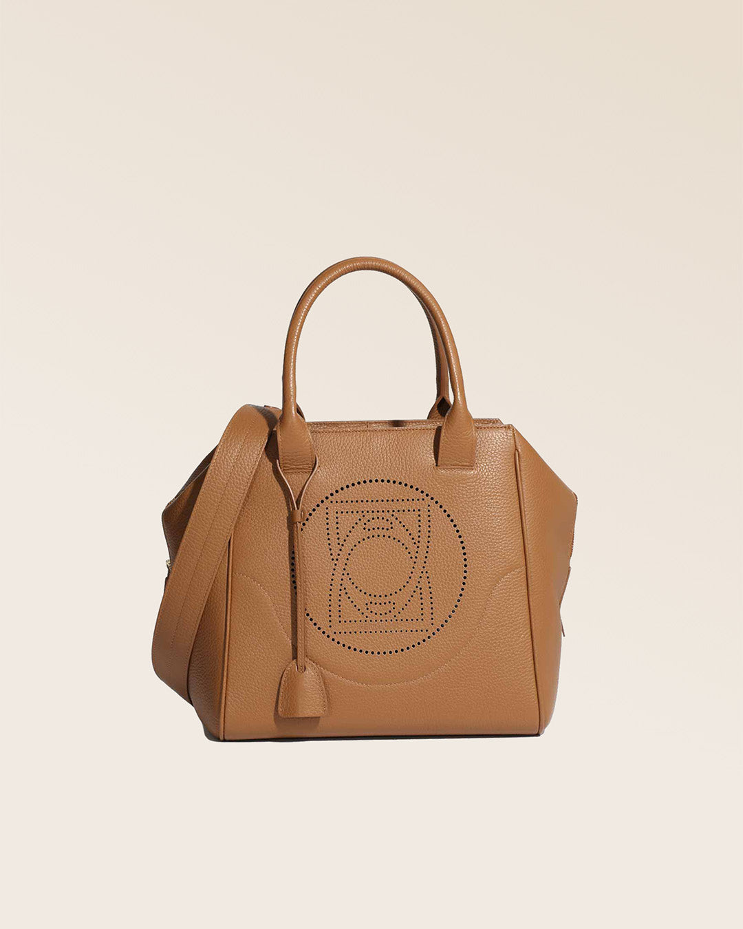 Notre sac Waldorf en cuir façon vigogne fauve vu de face en studio.