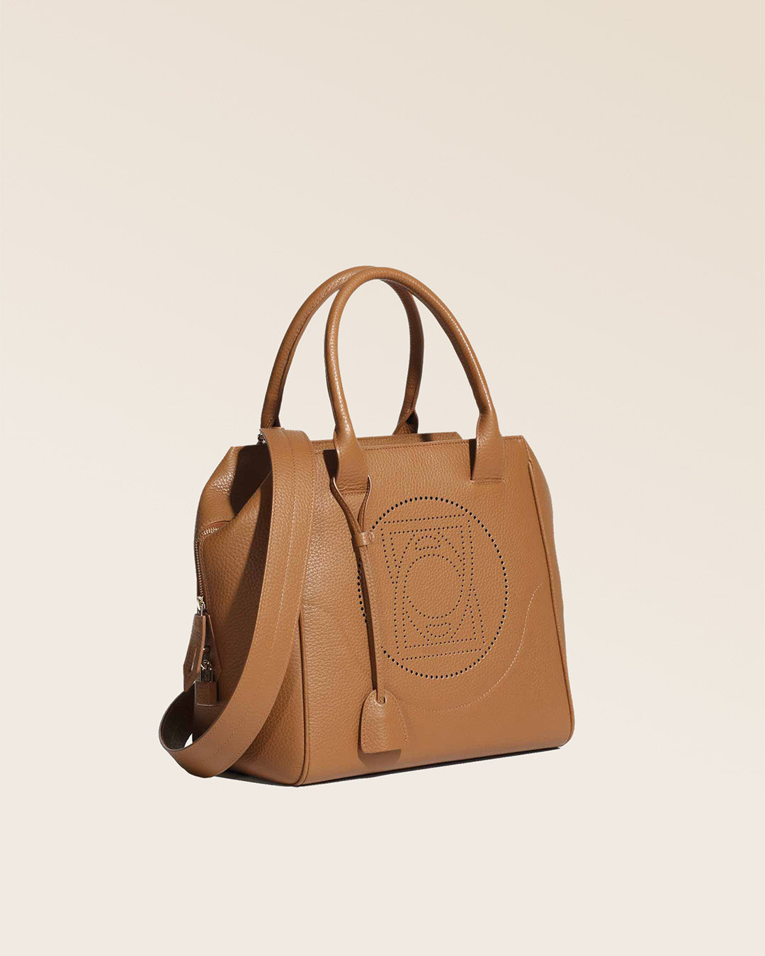 Notre sac Waldorf en cuir façon vigogne fauve vu de quart en studio.