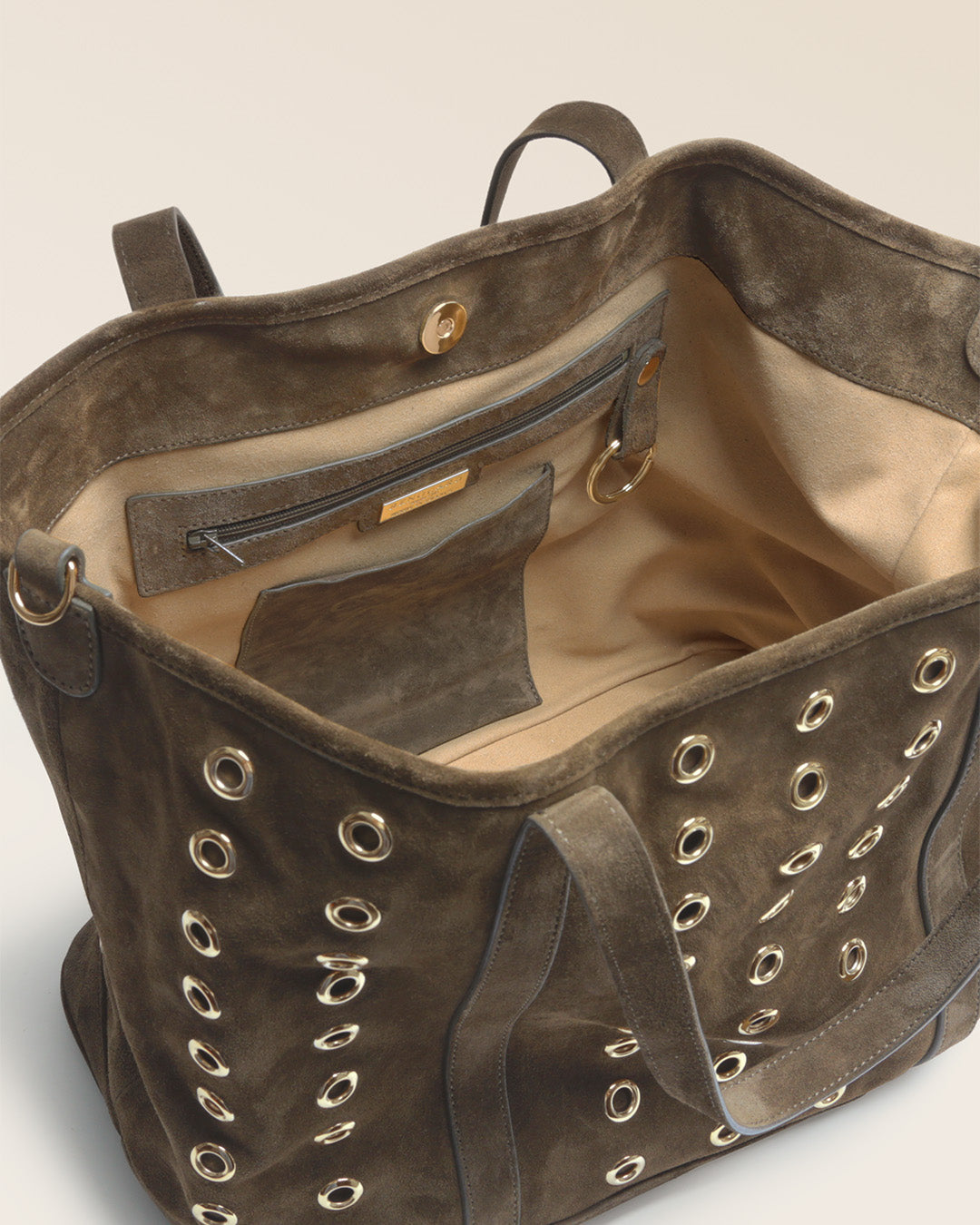 Notre sac Zanzibar Renouard en cuir veau velours truffe, vu ouvert en studio.