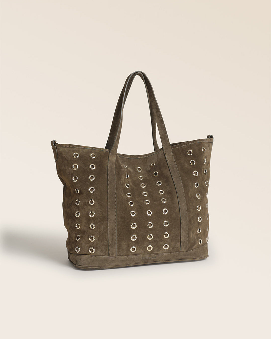Notre sac Zanzibar Renouard en cuir veau velours truffe, vu de quart en studio.