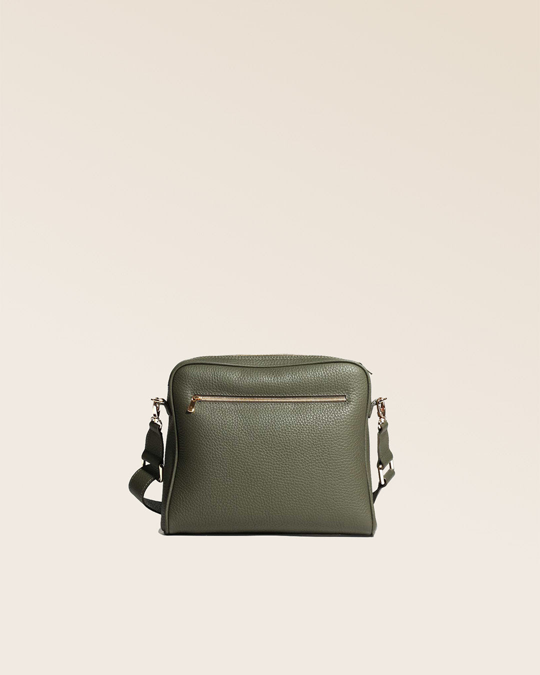 Notre sac Zoom en cuir façon vigogne kaki et bandoulière cuir vu de dos en studio.