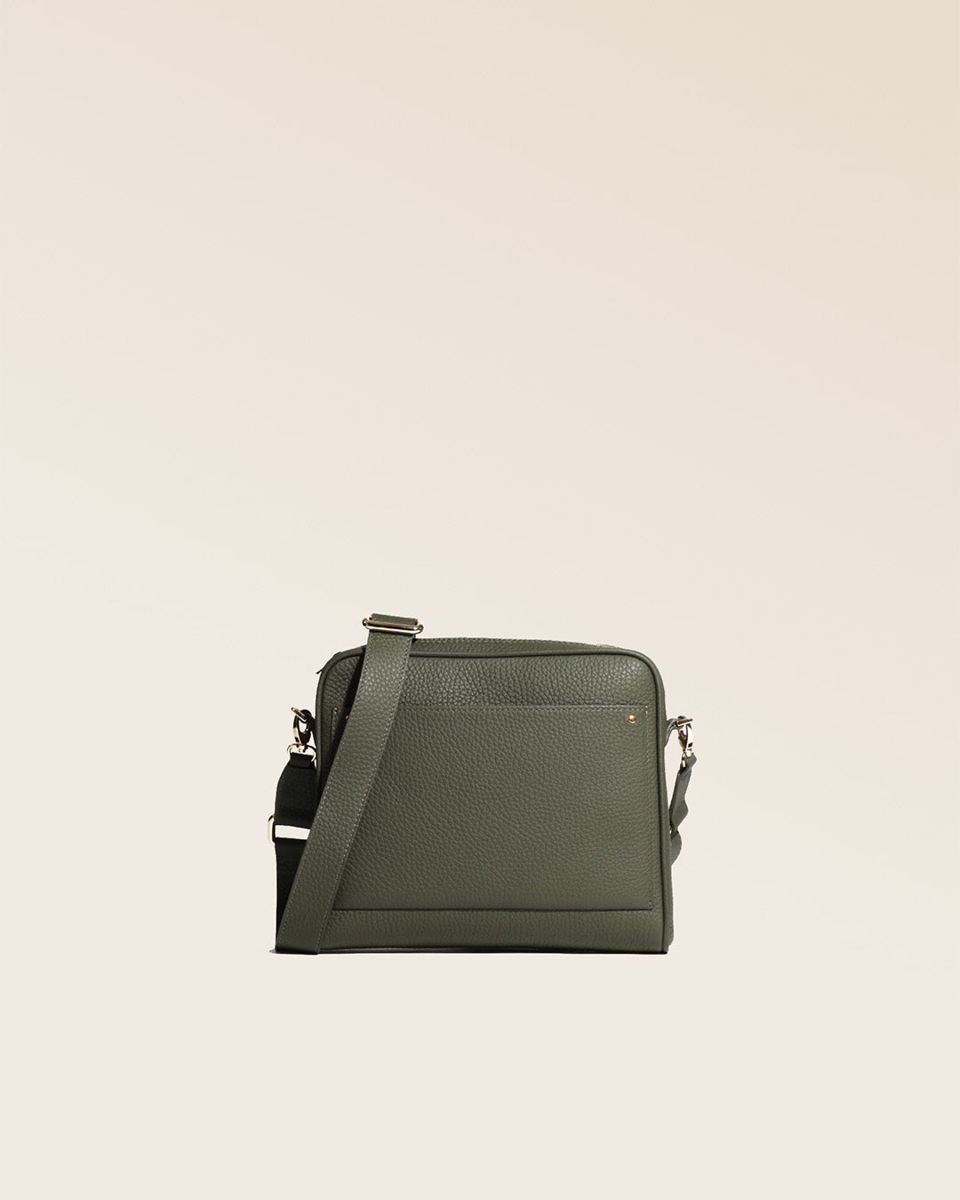 Notre sac Zoom en cuir façon vigogne kaki et bandoulière cuir vu de face en studio.