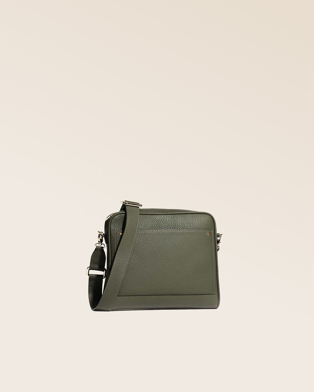 Notre sac Zoom en cuir façon vigogne kaki et bandoulière cuir vu de quart en studio.