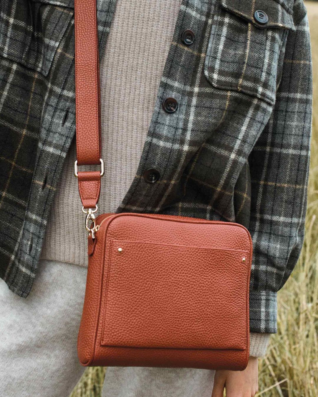Notre sac Zoom en cuir façon vigogne terracotta et bandoulière cuir vu de face porté par notre mannequin.