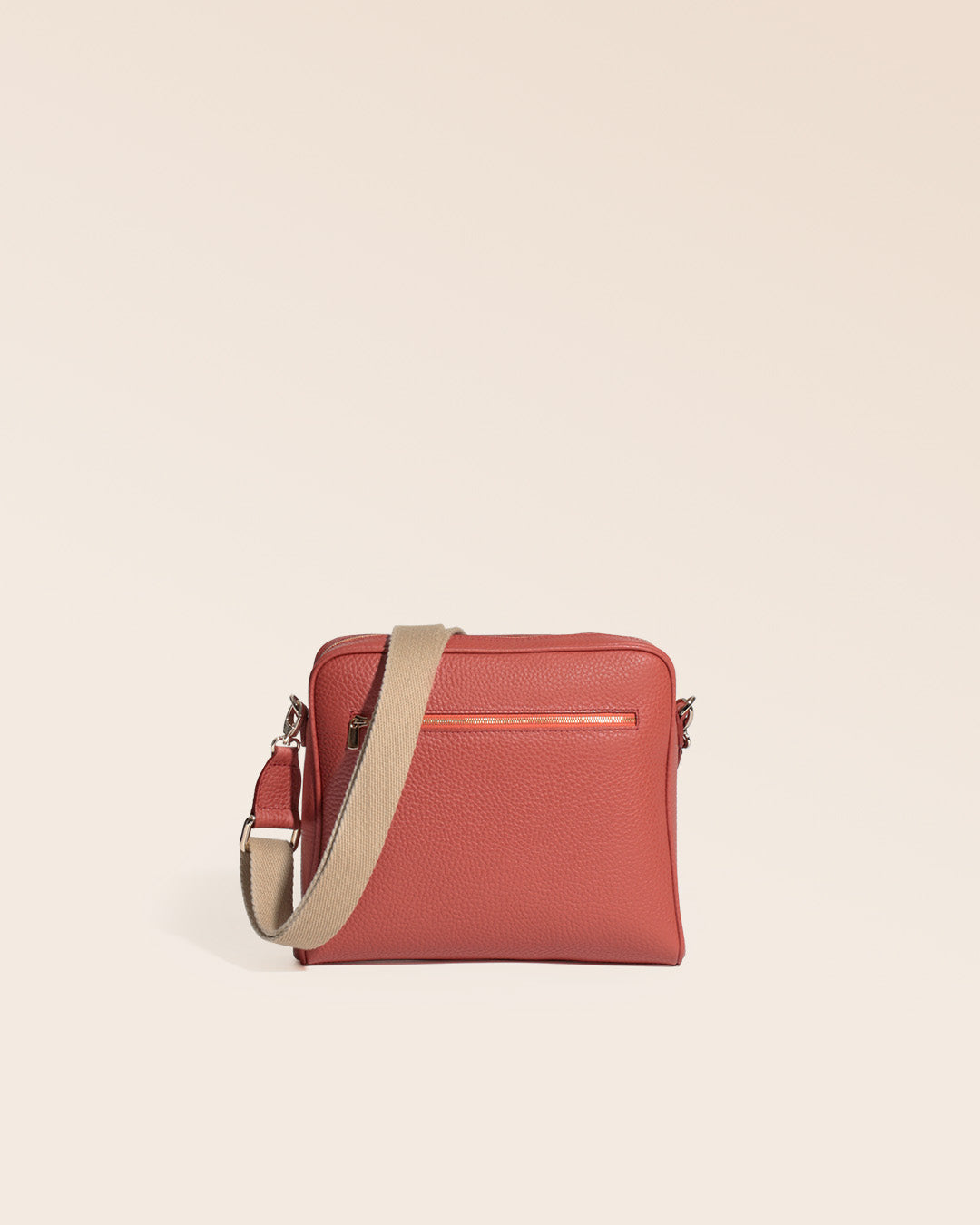Notre sac Zoom en cuir façon vigogne terracotta et bandoulière sangle coton vu de dos en studio.
