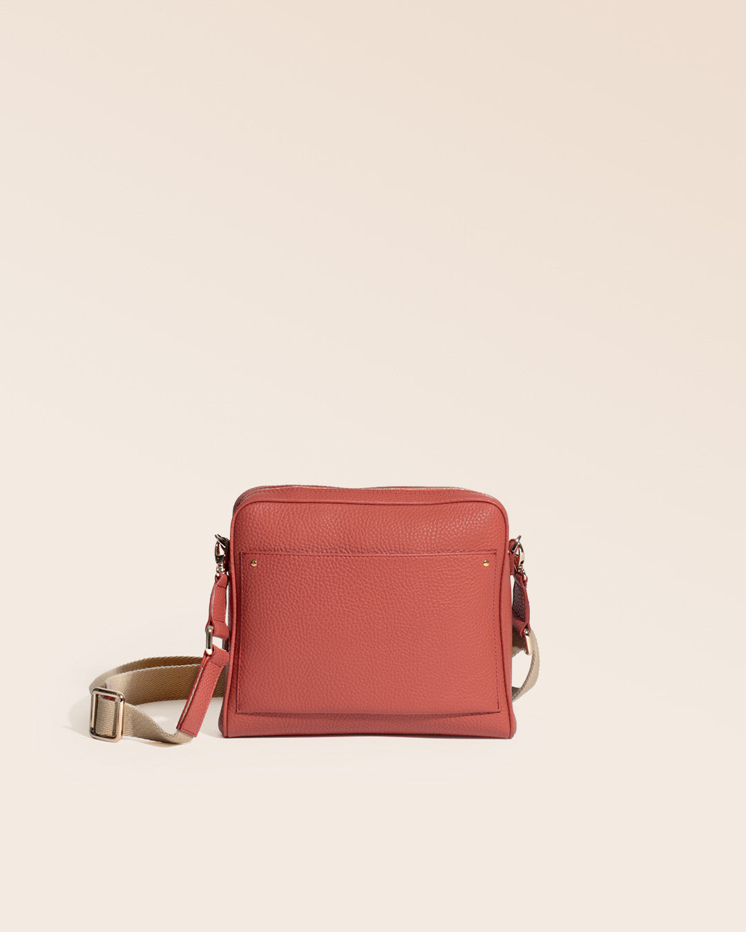 Notre sac Zoom en cuir façon vigogne terracotta et bandoulière sangle coton vu de face en studio.