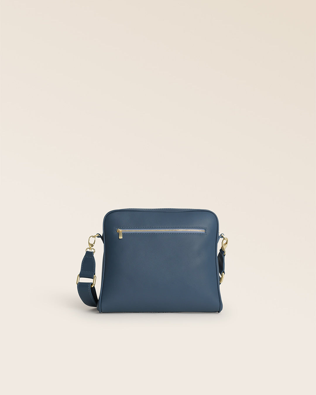 Notre sac Zoom Renouard en cuir vintage jean et bandoulière cuir, vu de dos en studio.