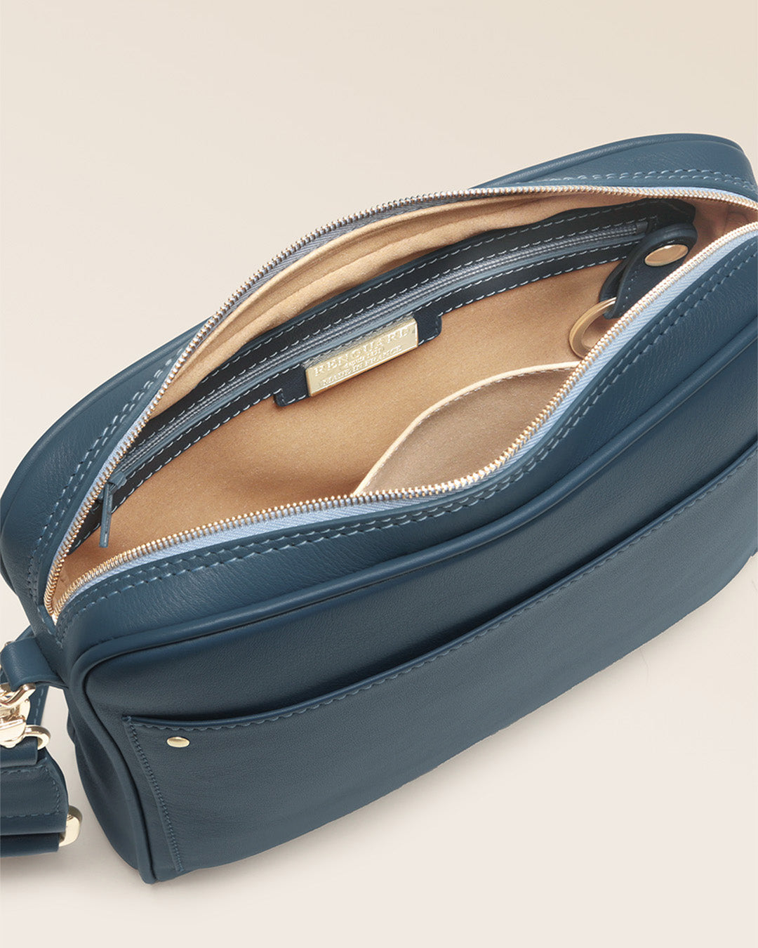 Notre sac Zoom Renouard en cuir vintage jean et bandoulière cuir, vu du dessus en studio.