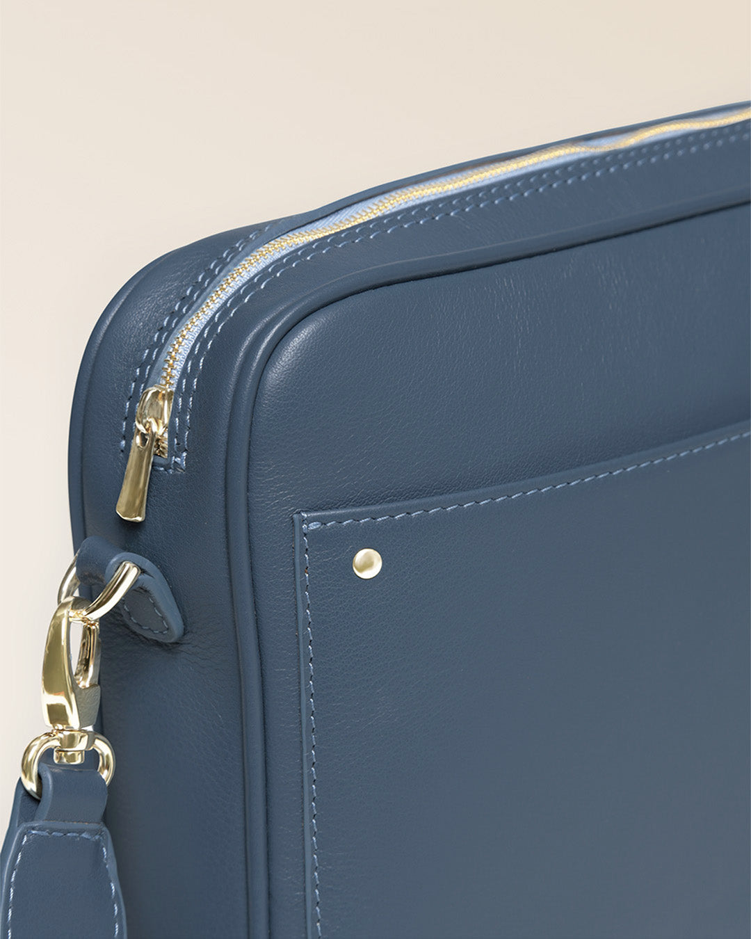 Notre sac Zoom Renouard en cuir vintage jean et bandoulière cuir, vu de près en studio.