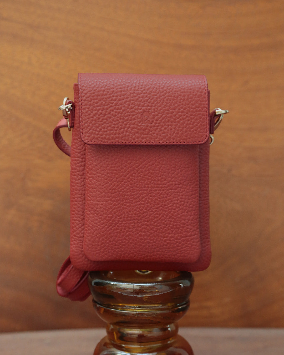 Notre sac pochette Goéland Renouard en cuir façon vigogne terracotta, vue de face en ambiance.