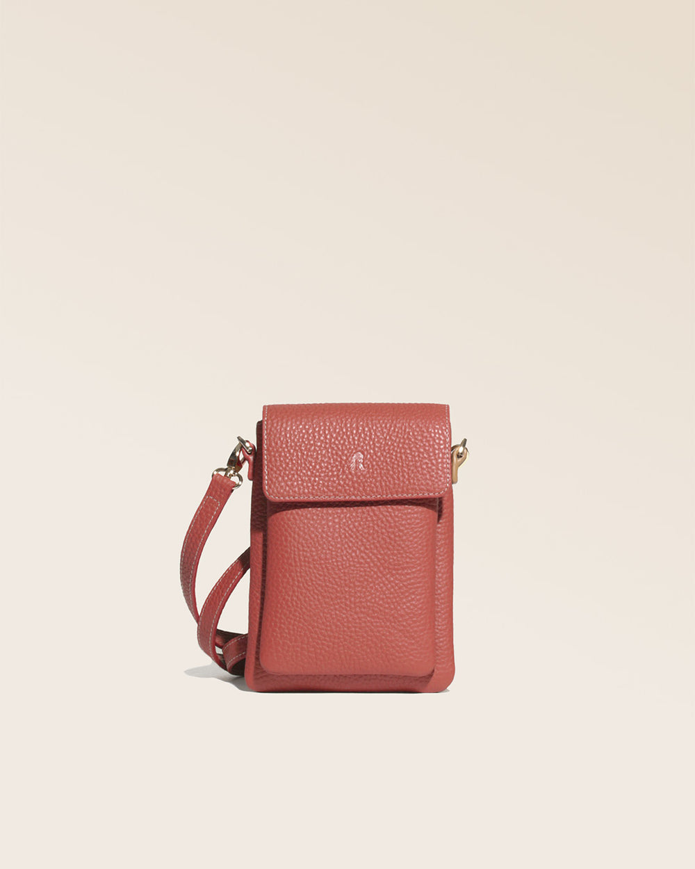 Notre sac pochette Goéland Renouard en cuir façon vigogne terracotta, vue de face en studio.