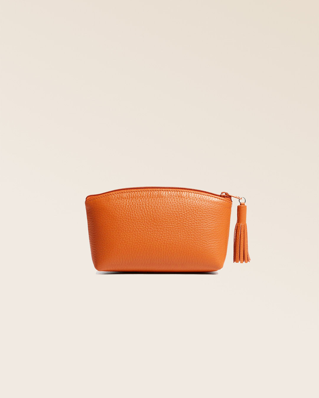 Notre trousse Astrid Renouard en cuir façon vigogne orange vue de dos en studio.