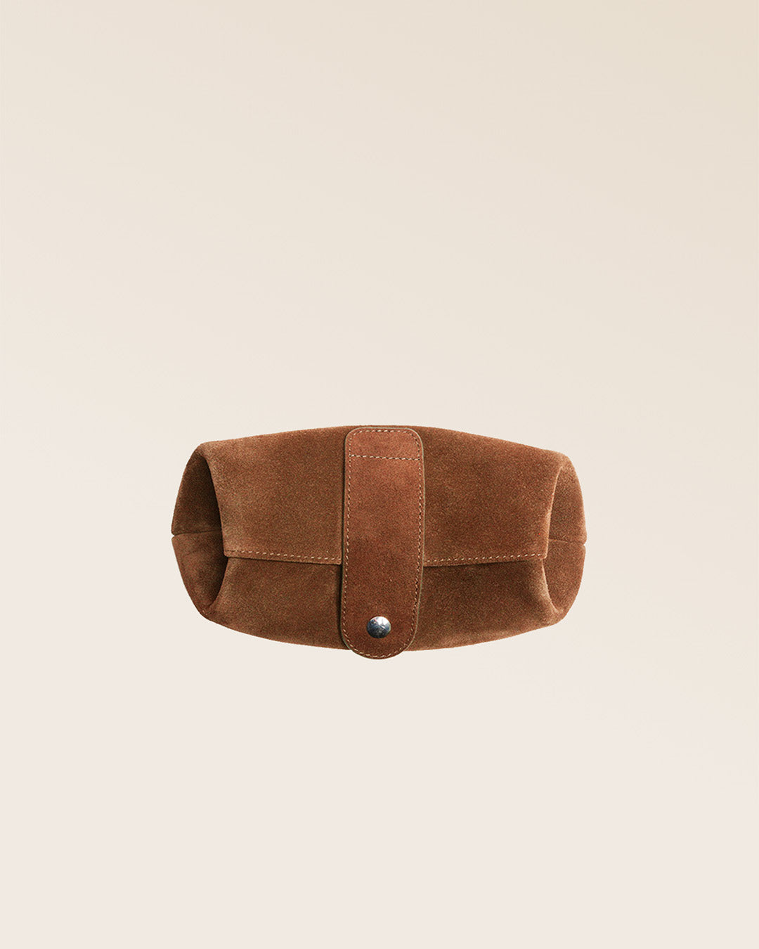 Notre trousse de voyage Renouard en cuir veau velours noisette vue du dessus en studio.