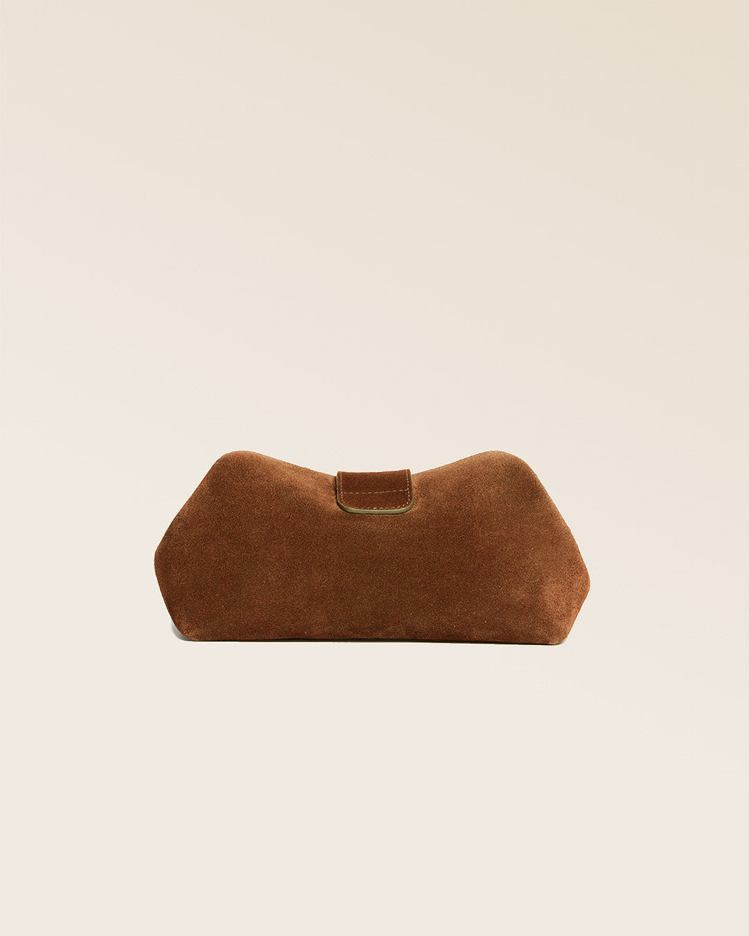 Notre trousse de voyage Renouard en cuir veau velours noisette vue de dos en studio.