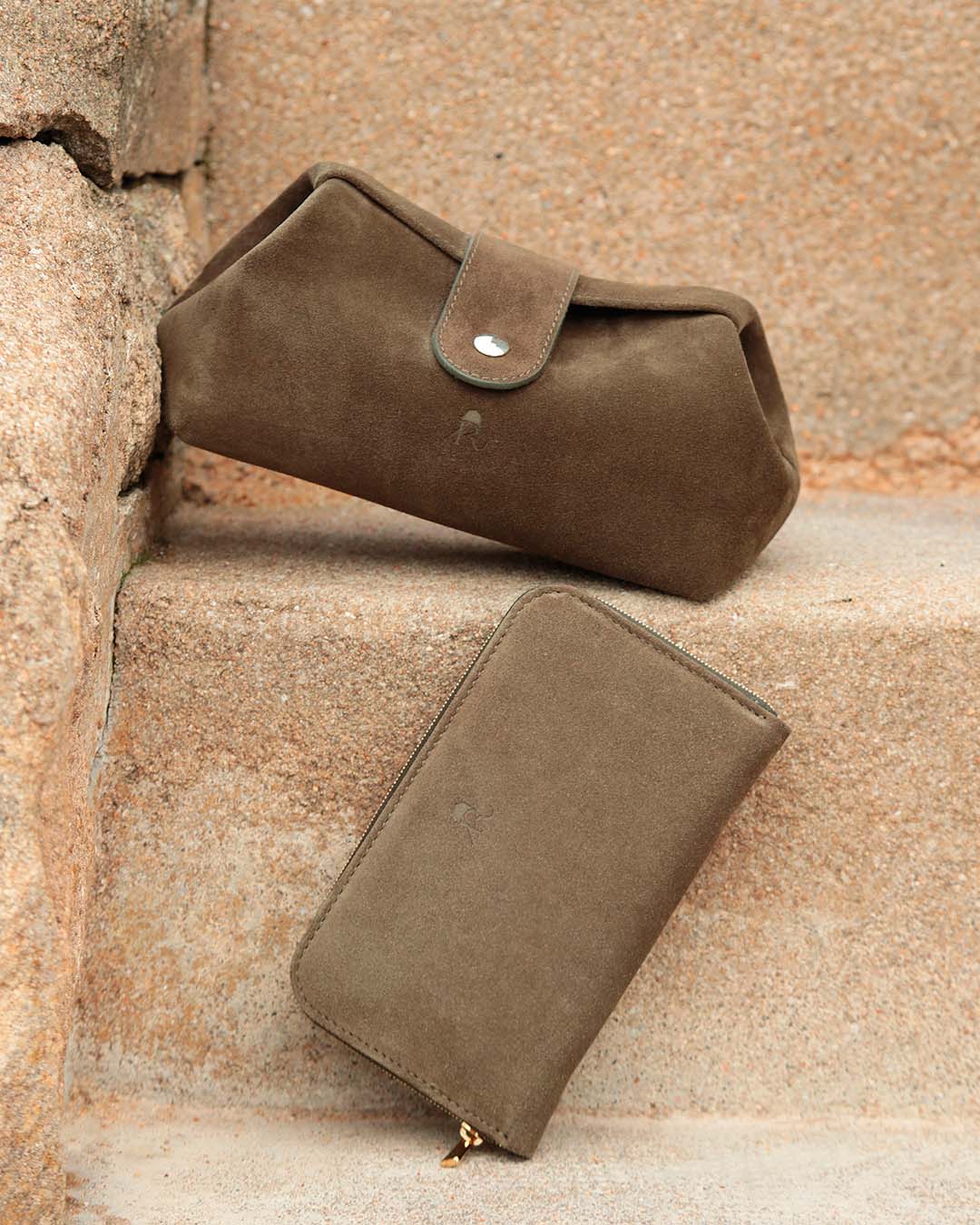 Notre trousse Vecchio en cuir veau velours truffe vu de face en ambiance.
