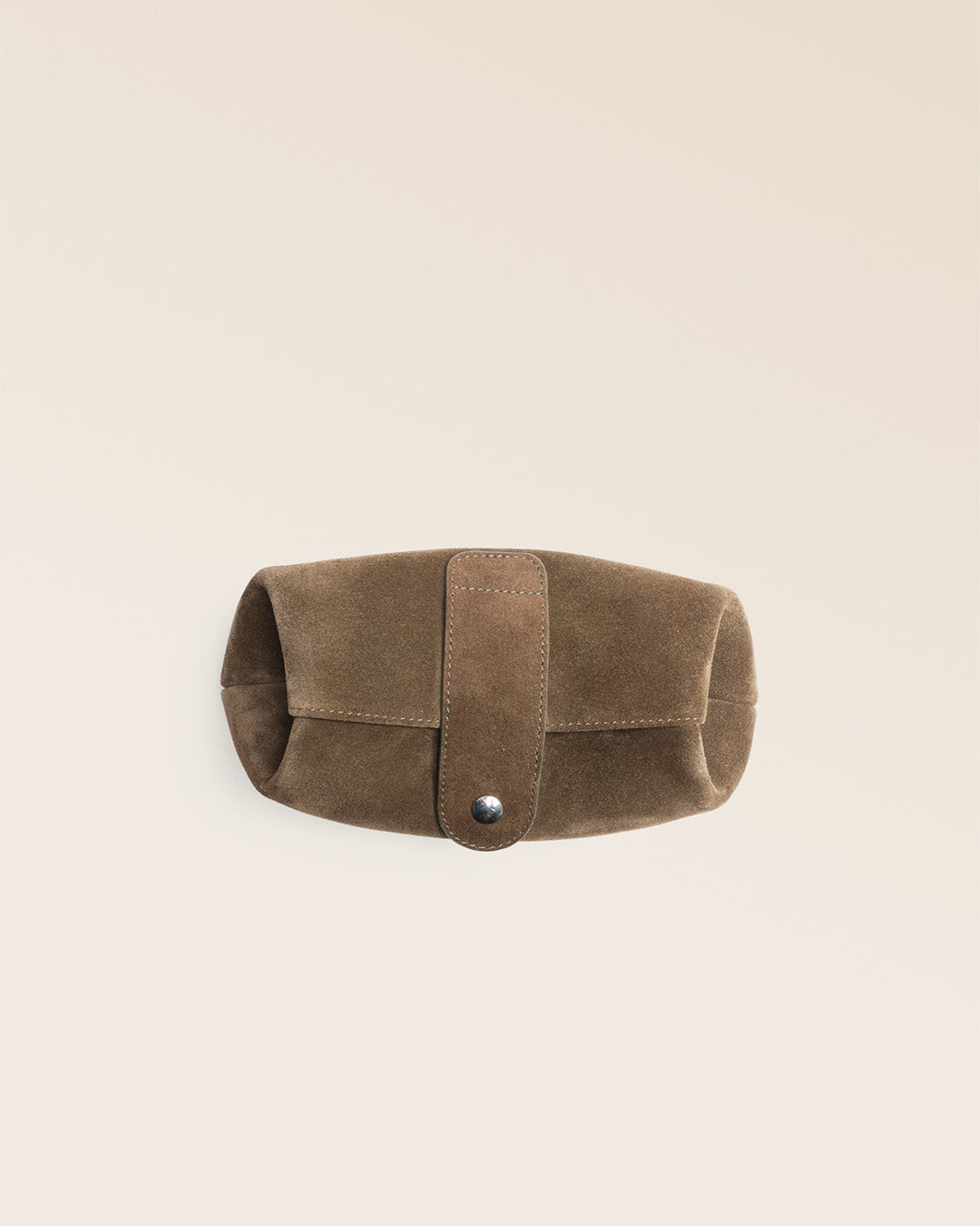 Notre trousse Vecchio en cuir veau velours truffe vu du dessus en studio.