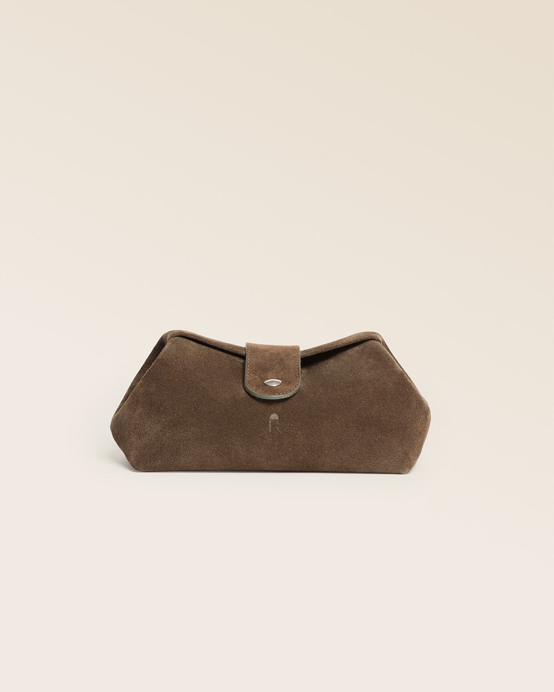Notre trousse Vecchio en cuir veau velours truffe vu de face en studio.
