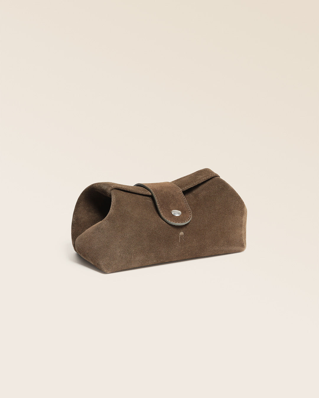 Notre trousse Vecchio en cuir veau velours truffe vu de quart en studio.