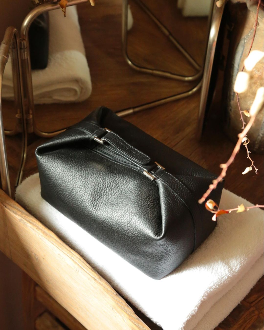 Notre trousse de voyage Renouard en cuir façon vigogne noir vue en ambiance.