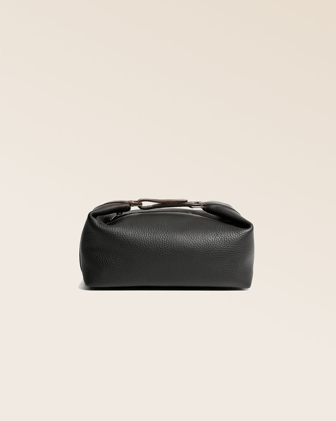 Notre trousse de voyage Renouard en cuir façon vigogne noir vue de face en studio.