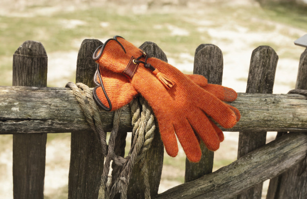 Chaud dedans, beaux dehors ! Abordez l'hiver en toute chaleur et beauté avec ces gants en cuir au toucher souple et confortable.