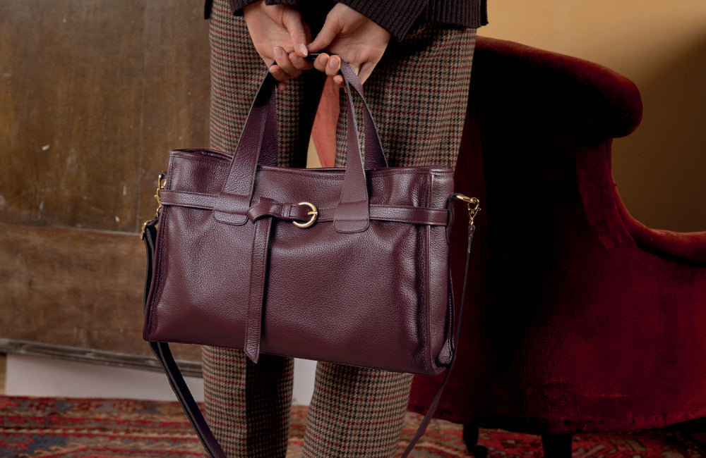 Discover the depth of burgundy vicuña-style full-grain cowhide leather. Its rich hue and velvety texture lend an intense, sophisticated elegance to our bags, accessories and shoes.