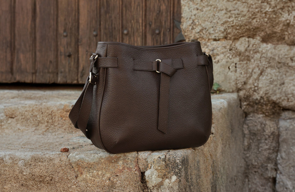 Découvrez la richesse du cuir vachette pleine fleur façon vigogne chocolat. Sa teinte profonde et sa texture veloutée confèrent à nos sacs, accessoires et chaussures une élégance intemporelle et chaleureuse.