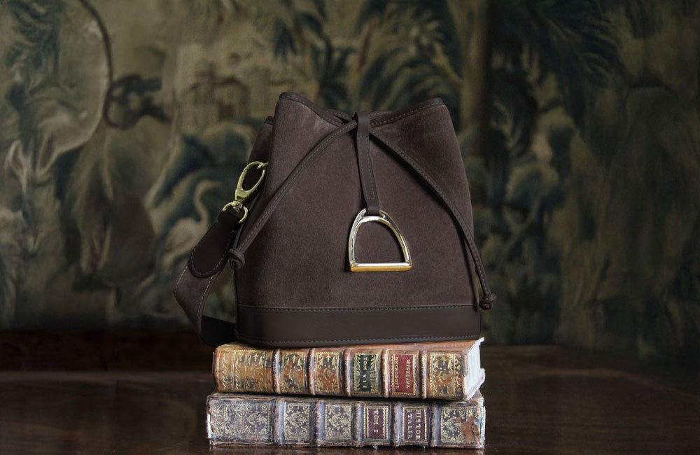 Découvrez l’intensité du cuir veau velours espresso. Sa teinte brun profond et sa texture mate et veloutée confèrent une élégance sobre et chaleureuse à nos sacs, accessoires et chaussures.