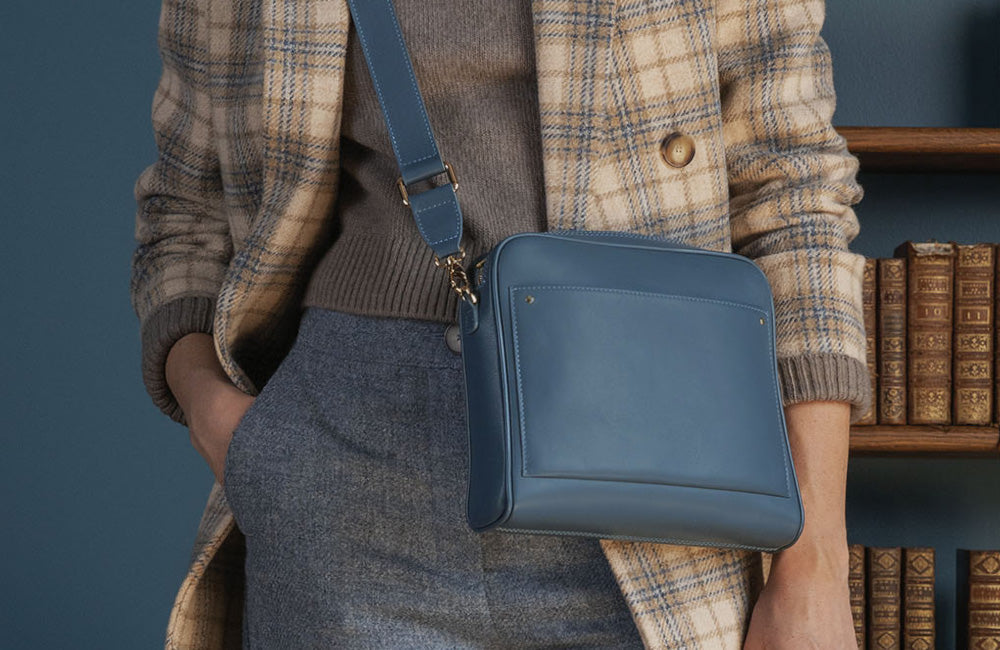 Découvrez le caractère du cuir vintage jean. Sa teinte bleu délavé et son aspect patiné apportent une touche décontractée et authentique à nos sacs, accessoires et chaussures.
