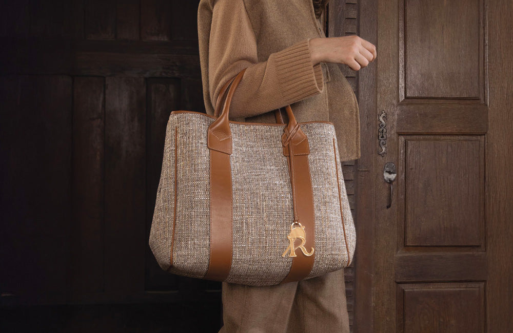 Chaleureuse et texturée, la toile tweed beige évoque l’élégance d’un vestiaire automnal. Composée de fils entremêlés dans des tons naturels, elle offre un toucher brut et authentique, sublimé par les finitions cuir de nos pièces.
