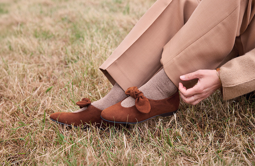 Nos sneakers Clara Renouard en cuir velours fauve et chocolat, vues en ambiance.