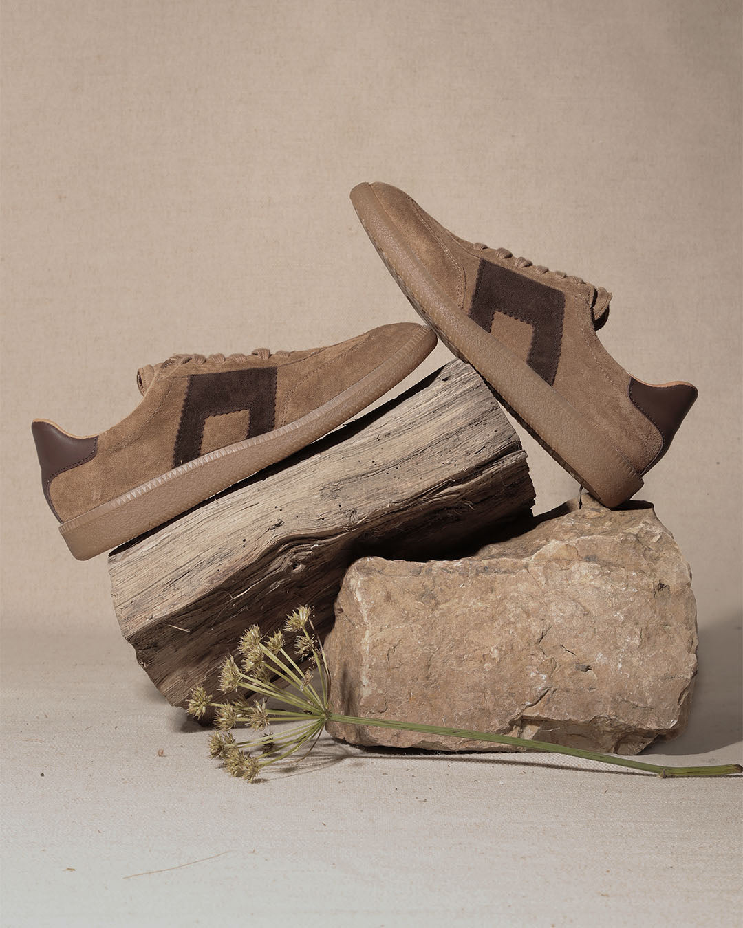 Nos sneakers Clara Renouard en cuir velours fauve et chocolat, vues en ambiance.