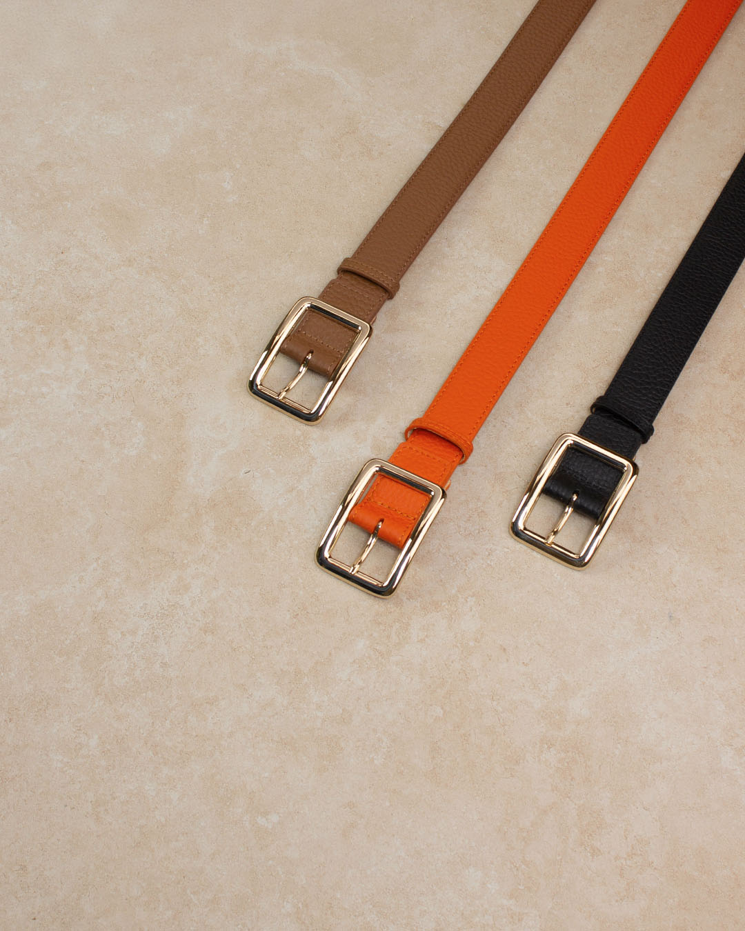 Nos ceintures Ariane Renouard en cuir façon vigogne orange, fauve et noir vues en ambiance.