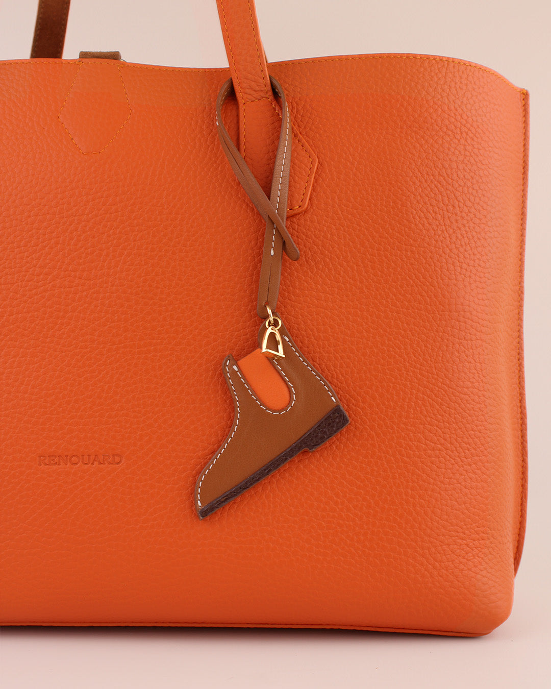 Le bijou de sac Boots Renouard en cuir lisse camel et détails orange et chocolat, parfait pour accessoiriser votre sac ou cabas Renouard cet automne ! 
