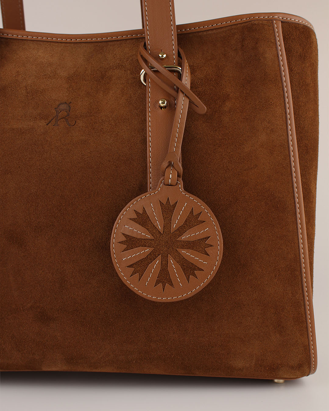 Le bijou de sac Flocon Renouard en cuir lisse camel et cuir veau velours noisette, parfait pour accessoiriser votre sac ou cabas Renouard cet hiver !