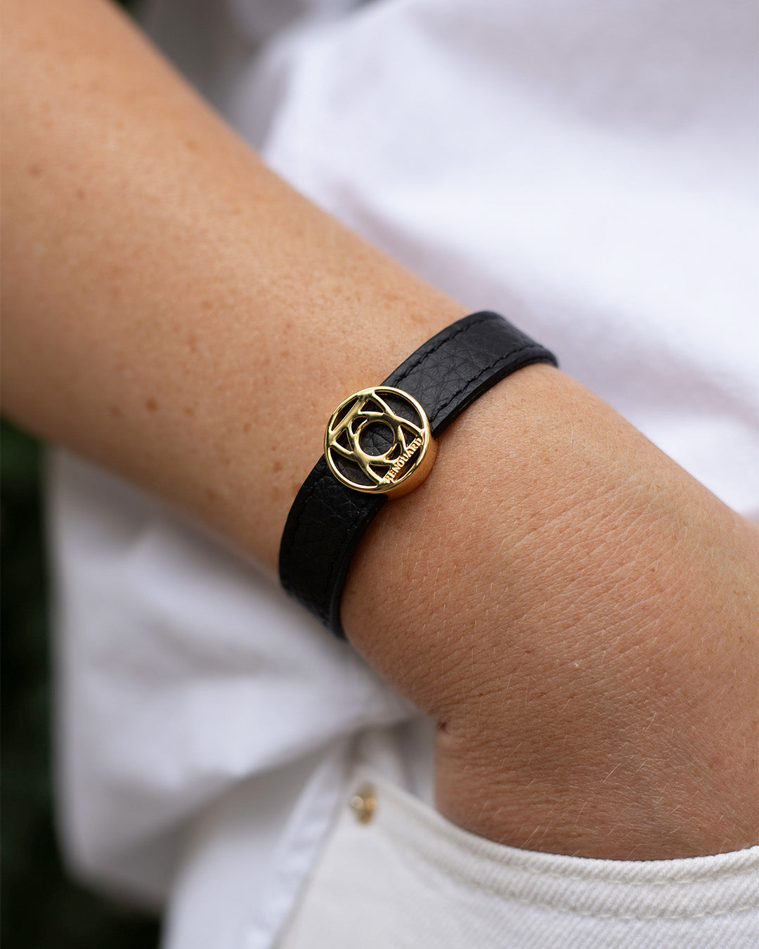 Notre bracelet Alezan en cuir vigogne noir doré, vue portée.
