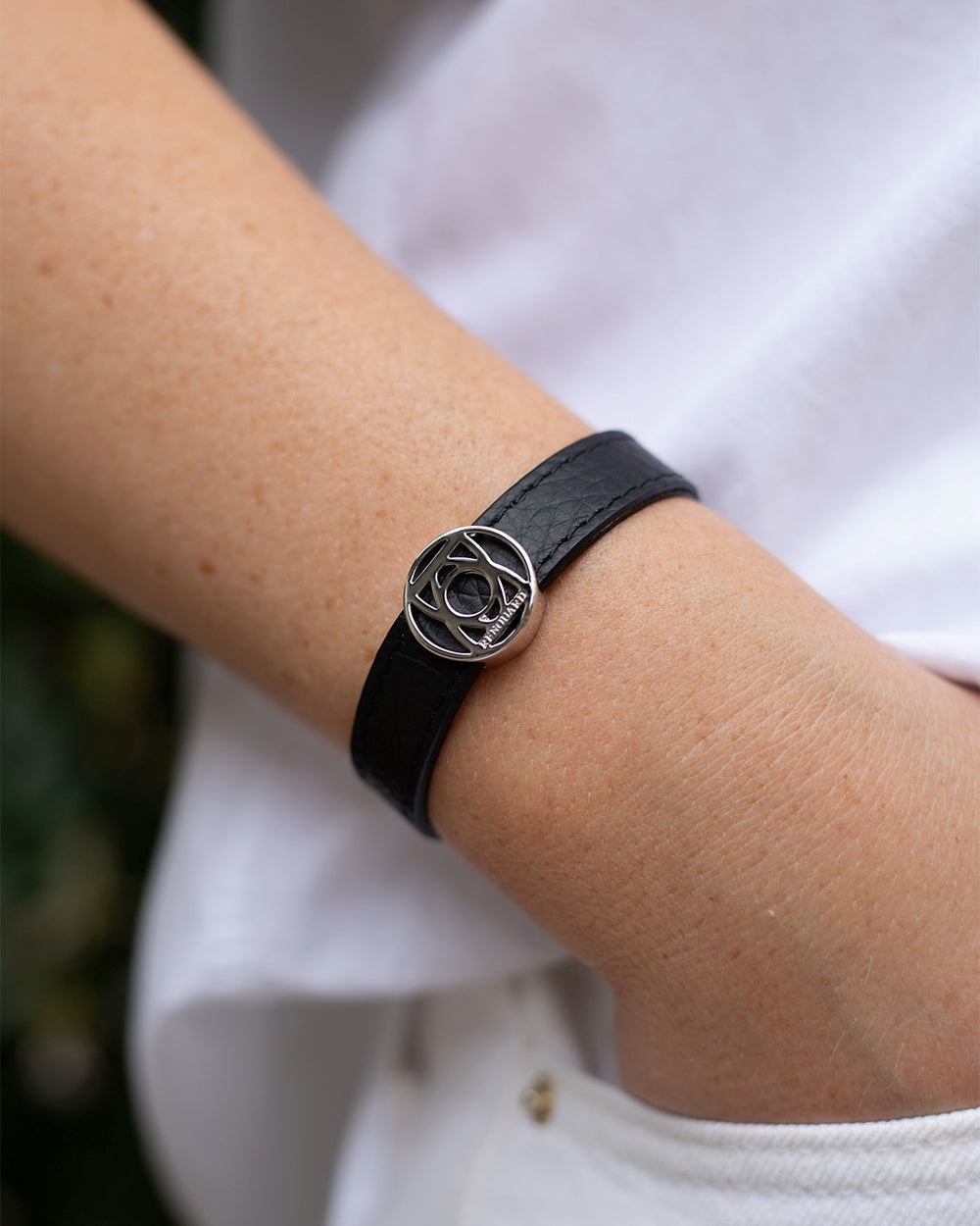 Notre bracelet Alezan en cuir vigogne noir nickelé, vue portée.