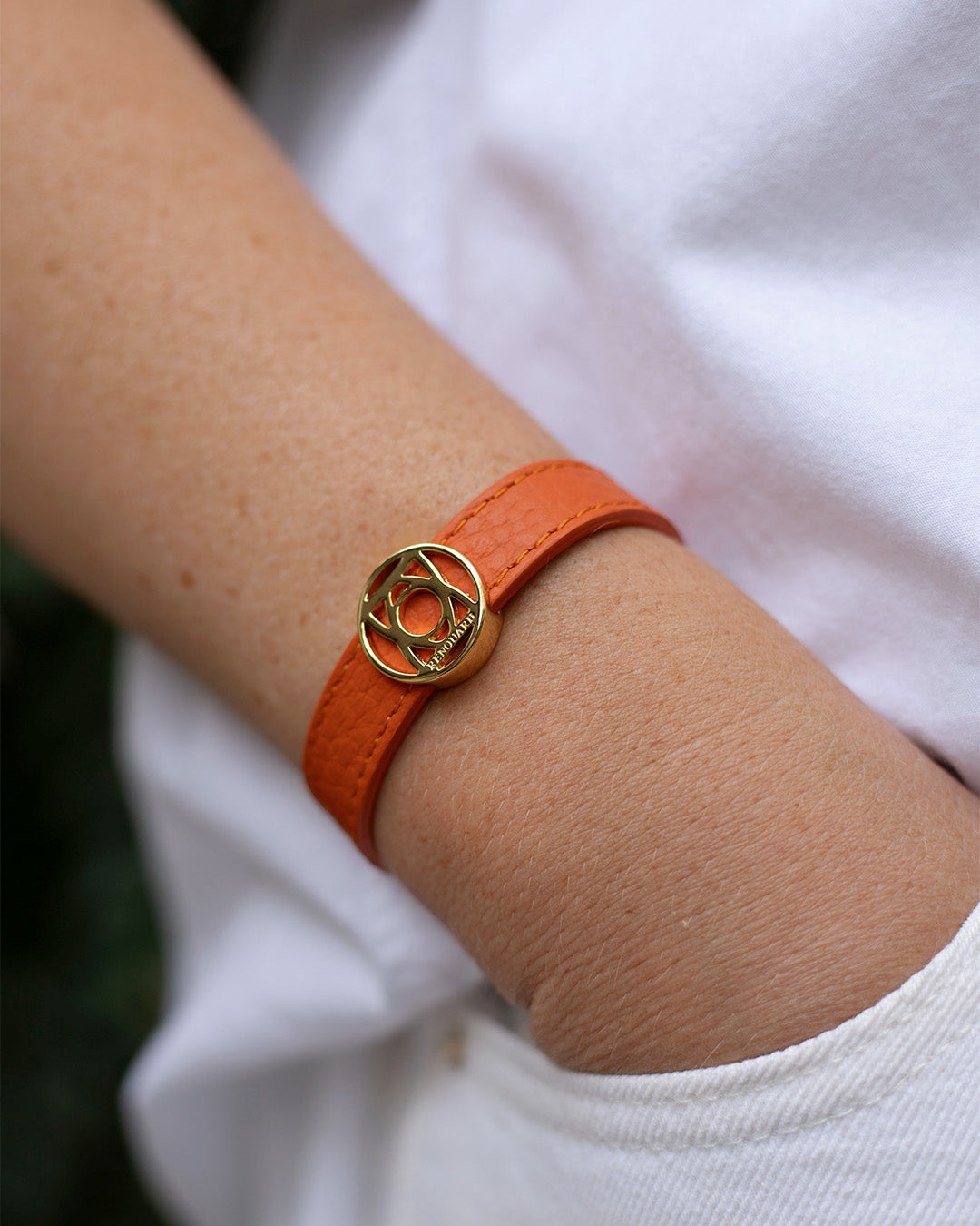 Notre bracelet Alezan en cuir orange doré, vue portée.