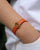 Notre bracelet Alezan en cuir orange doré, vue portée.