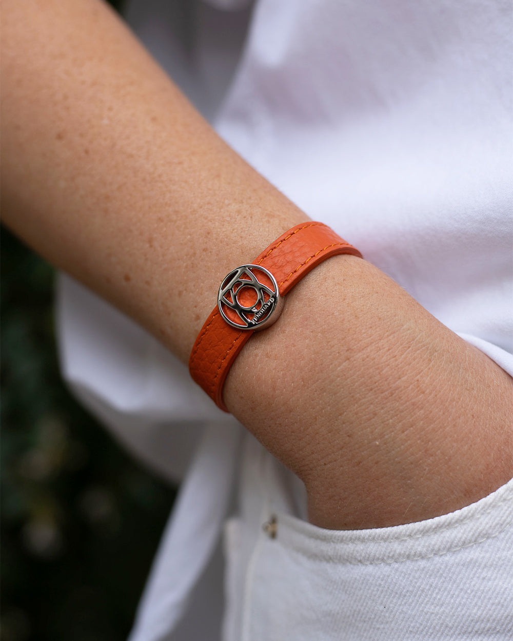 Notre bracelet Alezan en cuir vigogne orange nickelé, vue portée.