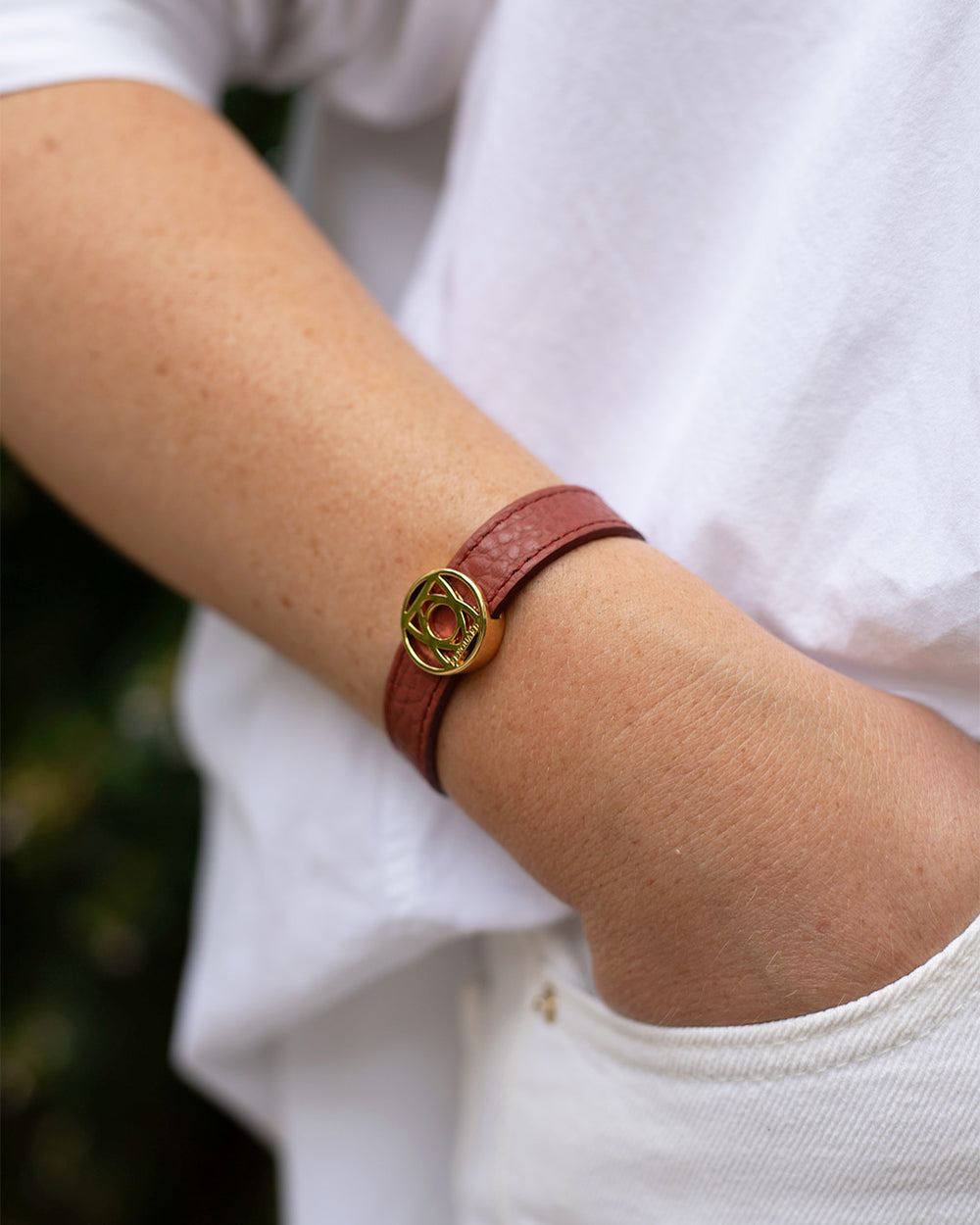 Notre bracelet Alezan en cuir vigogne terracotta doré, vue portée.