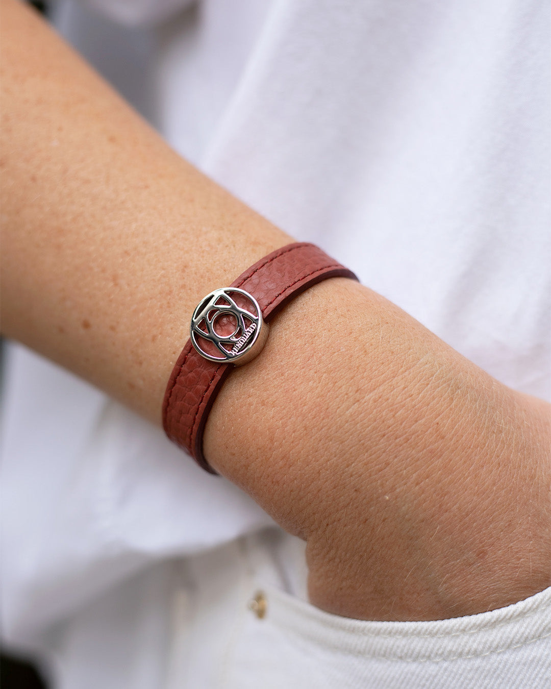 Notre bracelet Alezan en cuir vigogne terracotta nickelé, vue portée.