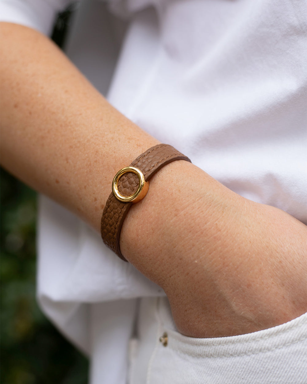 Notre Bracelet Capsule en cuir vigogne fauve doré, vu portée.