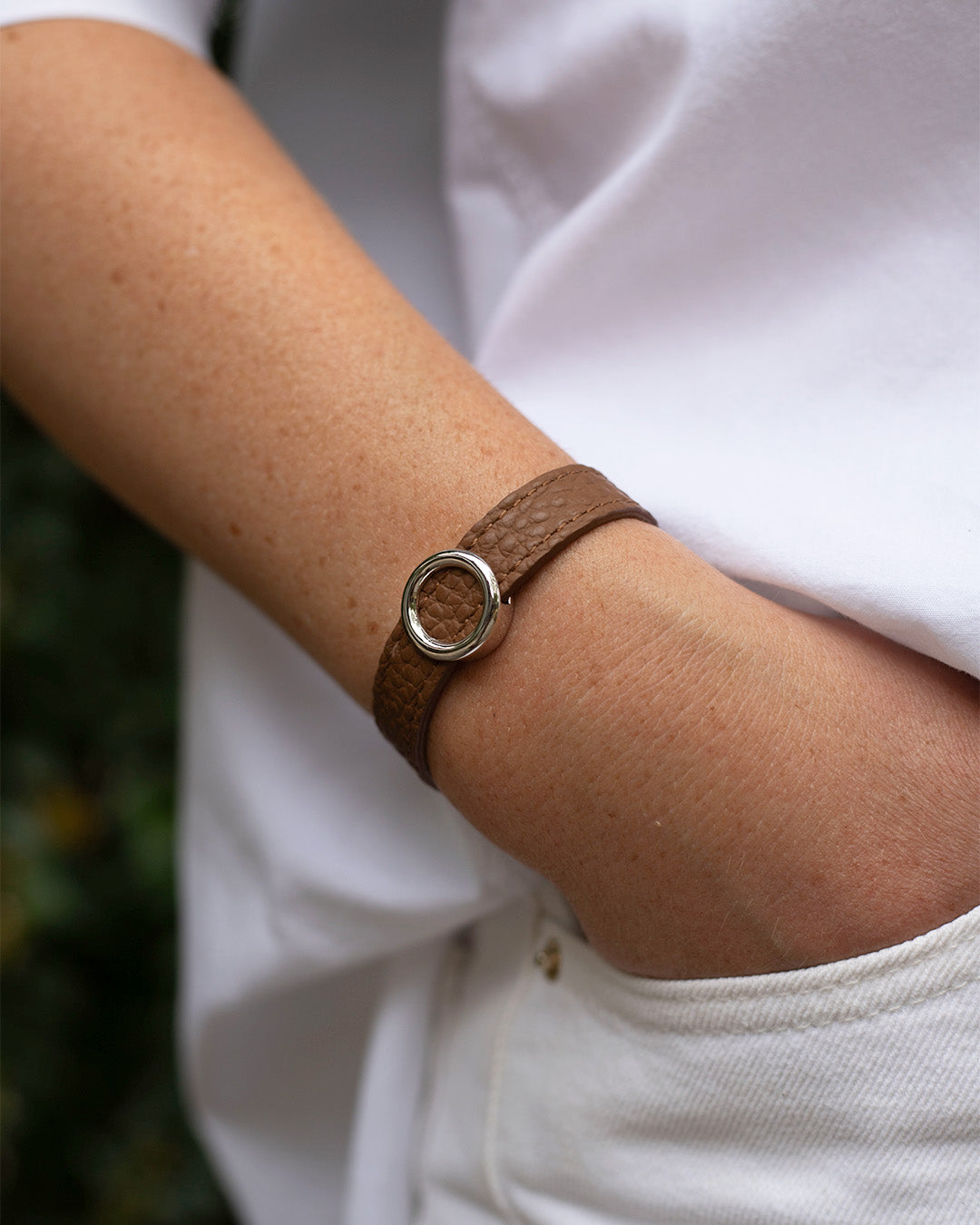 Notre Bracelet Capsule en cuir vigogne fauve nickelé, vu portée.