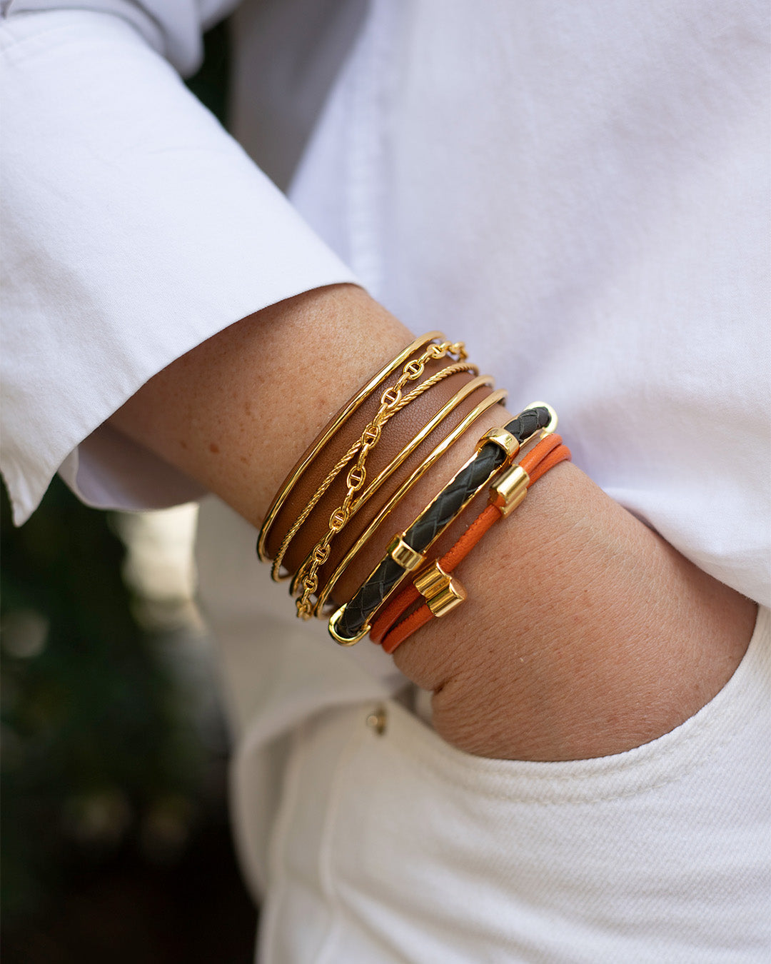 Nos bracelets Dolce Vita en cuir camel, Lisbonne kaki et le Mia en cuir orange vus portés.